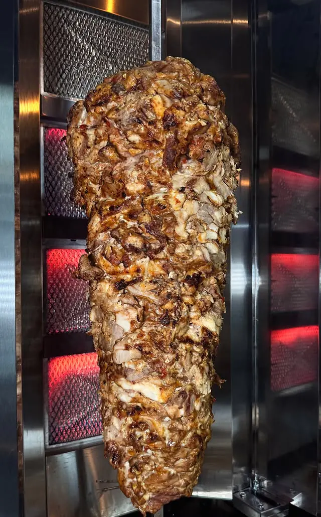 Broche de kebab maison devant les résistances rouges